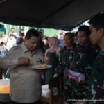 Prabowo Cicipi Nasi Goreng di Posko Pengungsi Banjir Agam
