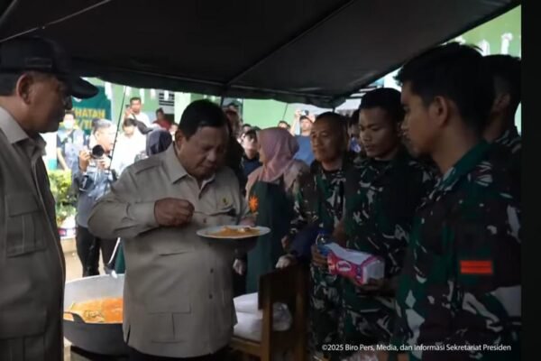 Prabowo Cicipi Nasi Goreng di Posko Pengungsi Banjir Agam