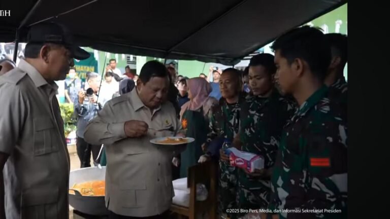Prabowo Cicipi Nasi Goreng di Posko Pengungsi Banjir Agam